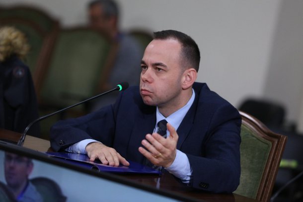E FUNDIT/ Vetëdorëzohet në polici Alqi Bllako, një ditë pasi dorëzoi mandatin e deputetit