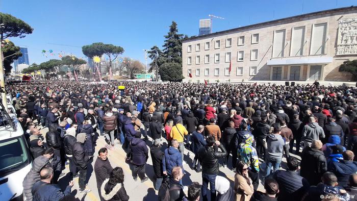 SOT DITA E PESTË E PROTESTËS PËR RRITJEN E ÇMIMEVE/ Qytetarët kanë lajmëruar të mblidhen në orën 11:00