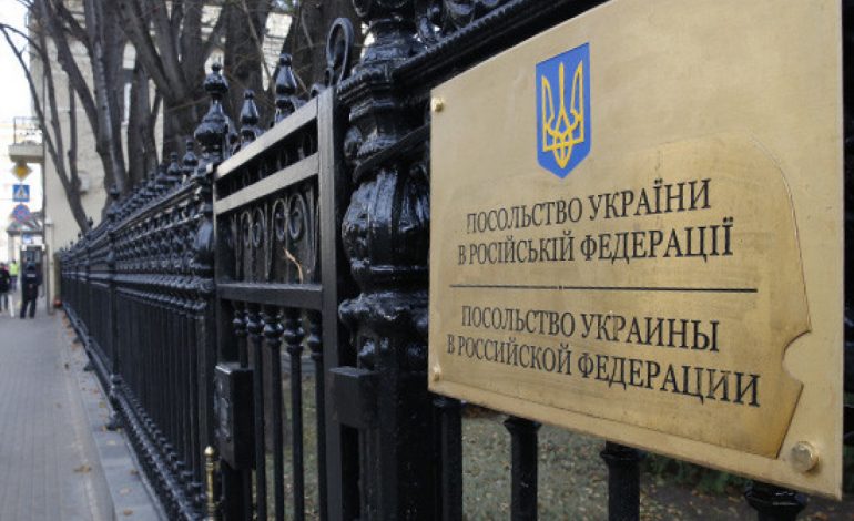 NJË JAVË LUFTË/ Rusia heq flamurin ukrainas në selinë diplomatike të Kievit në Moskë