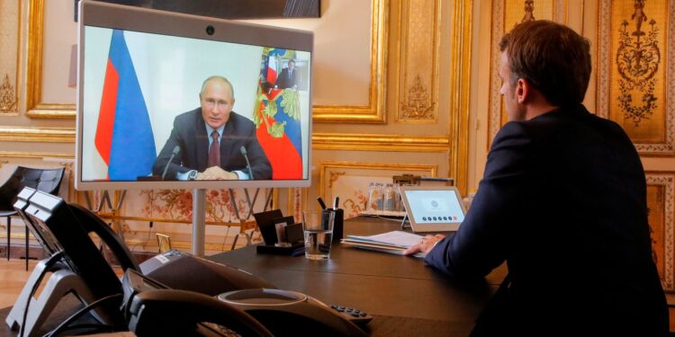 LUFTA/ Teksa pritet të fillojnë bisedimet Moskë-Rusi, Putin zhvillon tjetër telefonatë me Macron