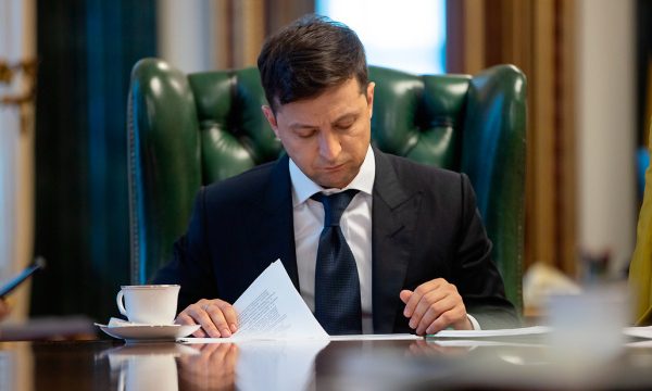 NËNSHKRUAN DEKRETIN/ Zelensky: Tërheq ushtarët ukrainas nga Kosova për të luftuar kundër Rusisë