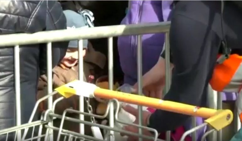 HARRONI TMERRIN PËR NJË MOMENT/ Gëzimi i këtij vogëlushi ukrainas kur merr një çokollatë është emocionues (VIDEO)