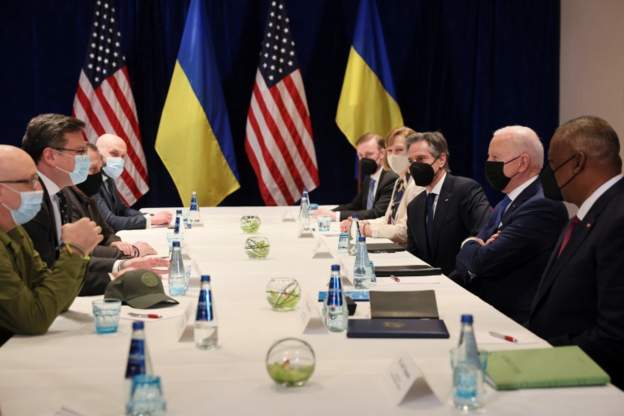 LUFTA/ Presidenti i SHBA takon ministrat e Ukrainës në Poloni