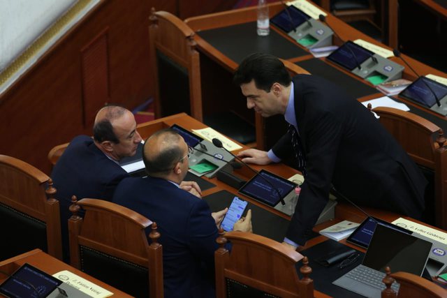 PAMJET/ Basha shkon në Kuvend pas largimit të Berishës, bisedime kokë më kokë me…