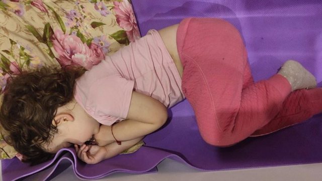 FRIKA MES JETËS DHE VDEKJES/ Historia e vajzës së vogël me kancer në Kharkiv: Po i mbarojnë ilaçet…