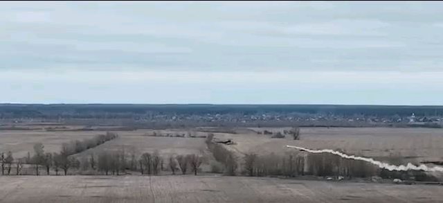 LUFTA/ Publikohen PAMJET si në filma, ja momenti kur helikopteri rus rrëzohet nga predhat e ushtrisë ukrainase
