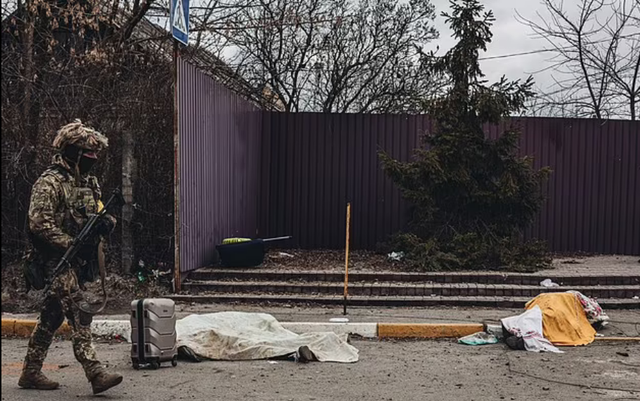 IMAZHET E TYRE TË SHTRIRË NË TOKË SHOKUAN BOTËN/ Dalin FOTOT e nënës, djalit dhe vajzës të vrarë nga sulmet ruse