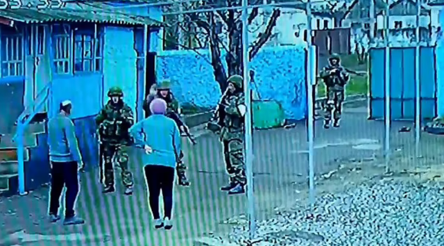 VIDEOLAJM/ Çiftit ukrainas nuk i dridhet qerpiku, i përzënë 4 ushtarët rusë të armatosur me të bërtitura