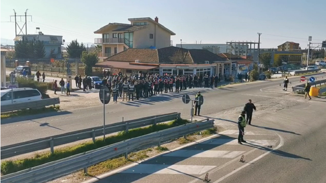 KUNDËR RRITJES SË ÇMIMIT TË NAFTËS/ Qytetarët në protestë, tentojnë të bllokojnë autostradën Lushnjë-Fier