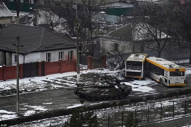 “NJERËZIT PO TORTUROHEN”/ Mariupoli nën “pushtetin” e rusëve, Ukraina ngre alarmin për një katastrofë humanitare