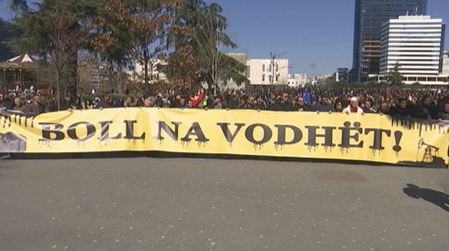 “BOLL NA VODHËT”/ Qytetarët në protestë për rritjen e çmimeve, stacionohen te Kryeministria (PAMJET)