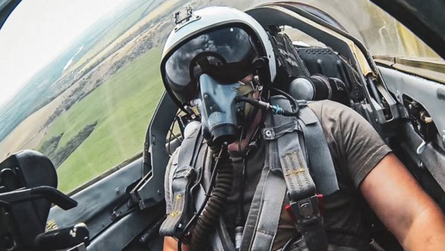 SHTOHEN “FANTAZMAT” E KIEVIT/ Shihini PAMJET se si i ndjek dhe i rrëzon avionët rus nga qielli