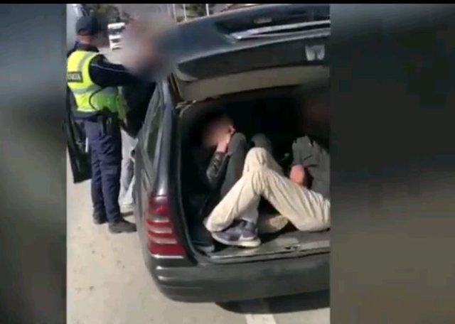 NDODH EDHE KJO/ Publikohen pamjet ku 5 emigrantët fshihen brenda bagazhit të makinës