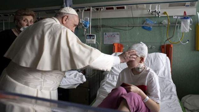 PO TRAJTOHEN NË SPITALIN PEDIATRIK TË ROMËS/ Papa Françesku viziton fëmijët refugjatë ukrainas të plagosur nga lufta