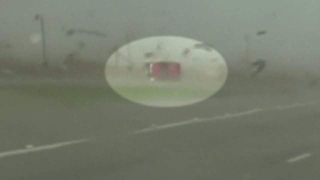 E FRIKSHME/ Shikoni si tornado ngre në ajër kamionçinën me të miturin brenda (VIDEO)
