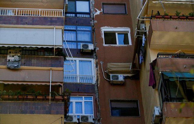 ZBARDHET NGJARJA E RËNDË NË KAMËZ/ Burri rrahu gruan dhe pastaj e hodhi nga kati i tretë i pallatit