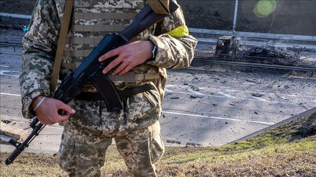 MIZORIA E USHTARËVE RUS/ Përdhunojnë gruan ukrainase në sy të djalit, pasi i vranë burrin