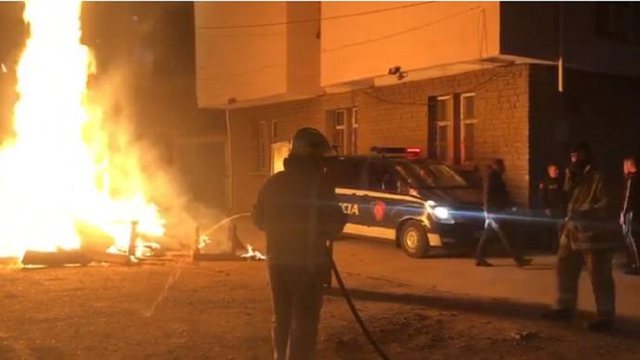 ZBARDHET DINAMIKA E NGJARJES/ Zjarrin në komisariatin e Kamzës e vuri 26-vjeçari që vdiq: Si i iku policit nga duart