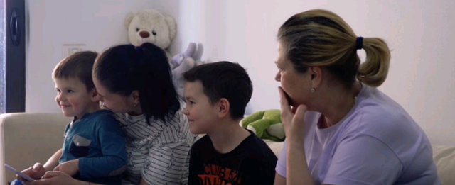 FAMILJA UKRAINASE GJEN STREHË NË TIRANË/ Rrëfen mes lotësh tmerret e luftës: Djali i vogël i tha babit “mos qaj”… (VIDEO)