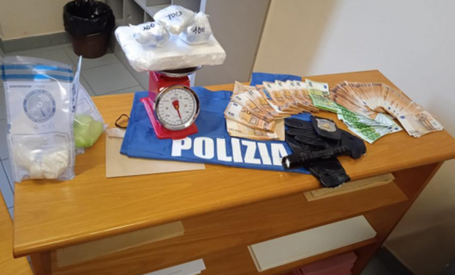 POLICIA U PRISH PLANET 2 SHQIPTARËVE/ Arrestohen pasi u kapën me 150 mijë euro kokainë gati për shitje