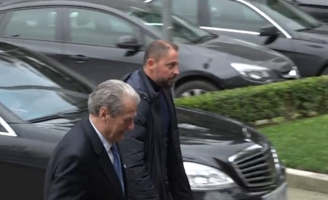 NIS MBLEDHJA E GRUPIT PARLAMENTAR TË PD/ Merr pjesë edhe ish-kryeministri Berisha