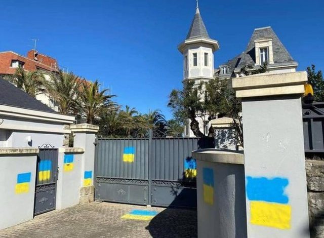 FOTOLAJM/ Vila luksoze e vajzës së Putin në Francë mbulohet nga flamuj ukrainas