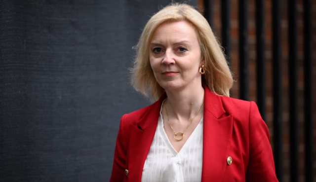 LUFTA/ Sekretarja britanike: Nëse Rusia ndalon pushtimin në Ukrainë, sanksionet mund të hiqen