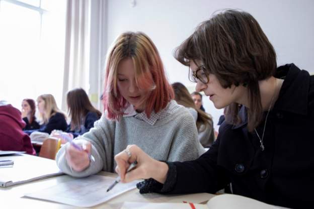 PAVARËSISHT LUFTËS/ Kievi rihap sot shkollat me mësim në distancë, kryebashkiaku: Nuk na trembin dot