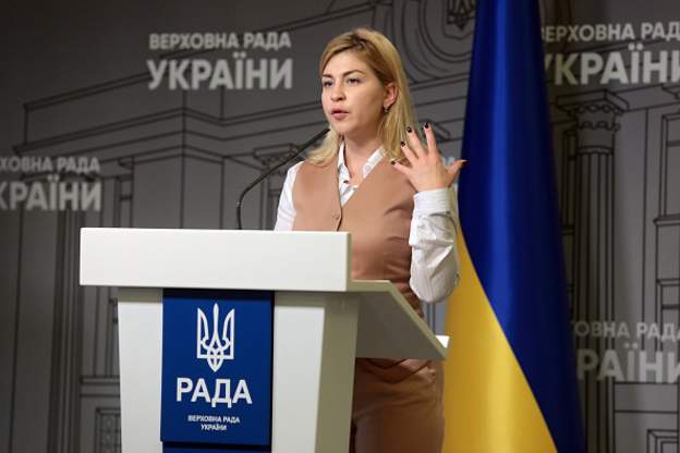 “GRATË JANË PËRDHUNUAR ME ORË TË TËRA…”/ Zv.kryeministrja ukrainase: Rusia po bën gjenocid në Ukrainë