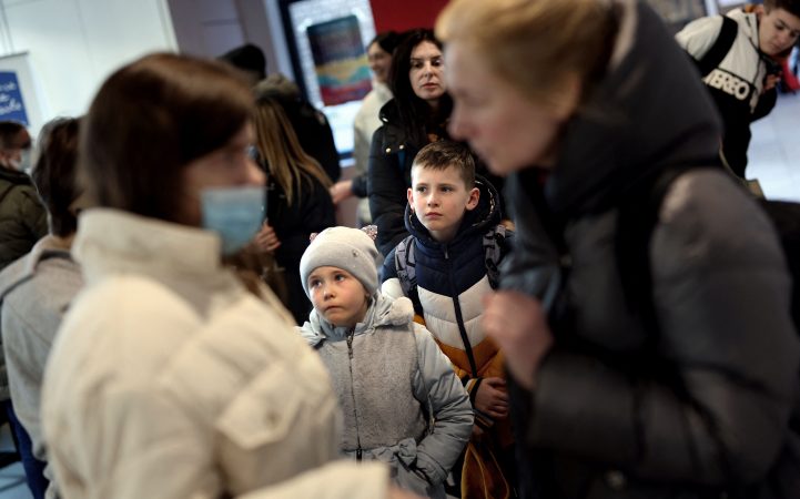 “FUNDI I LUFTËS NUK DUKET AFËR”/ Franca përgatitet për strehimin e 10 mijë refugjatëve ukrainas