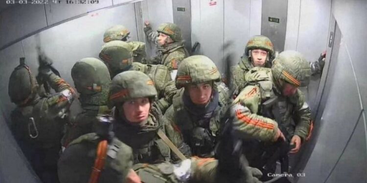 PAMJET QË PO THYEJNË RRJETIN/ Ushtarët rusë futen në ashensor për të kapur majën e ndërtesës, ukrainasit i bllokojnë