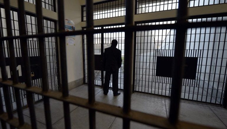 ERËSIRË E SHENJA HIRI/ Brenda qelisë së përfshirë nga flakët ku humbi jetën 26-vjeçari (FOTO)