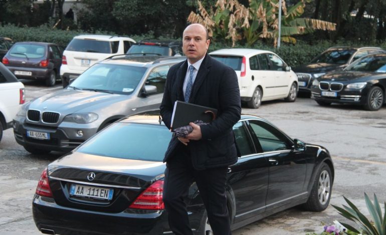 E FUNDIT! Incident në qendrën e votimit në Durrës, Jamarbër Malltezi konfliktohet me anëtarët e PS