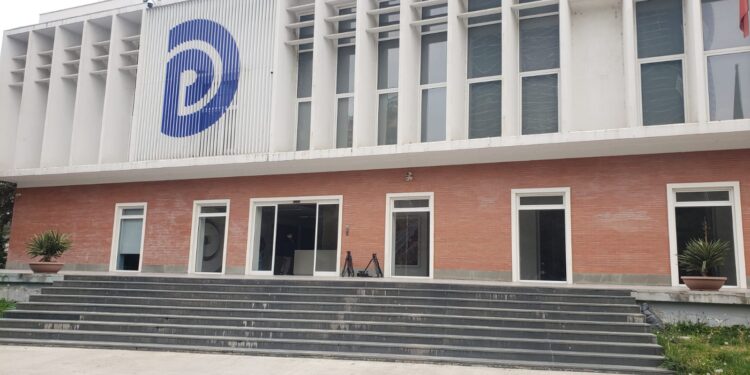 PAMJET/ E “zhveshur” nga logot, blindat dhe banerat, ja si duket sot selia e PD