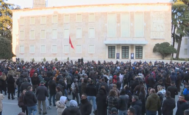 SHQIPTARËT BËHEN BASHKË KUNDËR RRITJES SË ÇMIMEVE/ Sot në 11:00 protestë e madhe para kryeministrisë