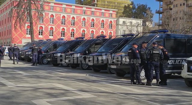 PROTESTA/ Policia bëhet gardh tek Ministria e Brendshme, në dispozicion dhe autoboti…