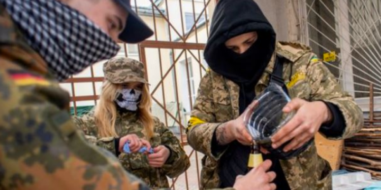 “KËTU I PRET MAKTHI”/ Ukrainasit përgatisin 10 mijë koktej molotov: Gati t’ua hedhim rusëve