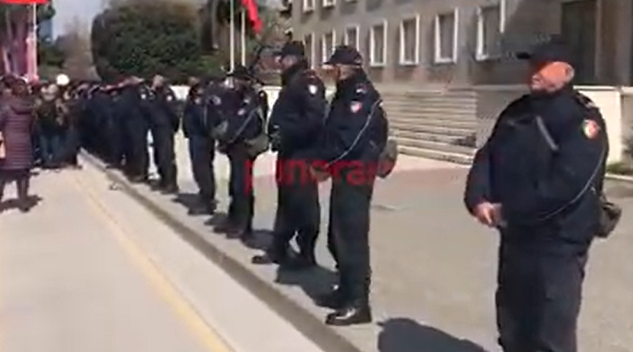 VIDEOLAJM/ Kordoni policor përreth Kryeministrisë, efektivët me maska kundragaz