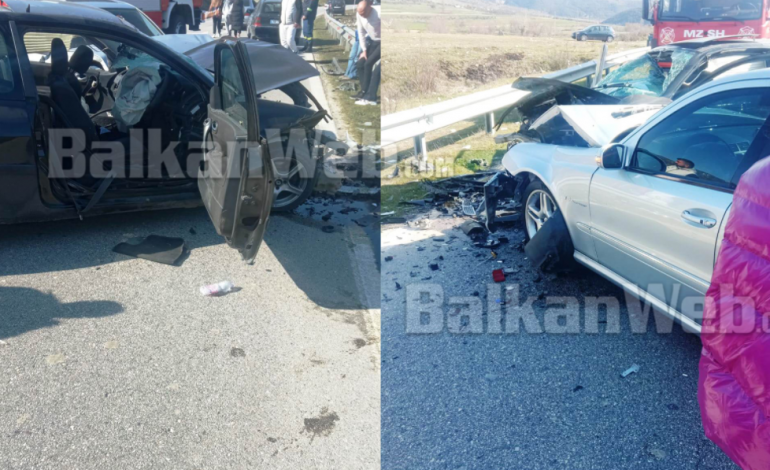 AKSIDENT I FRIKSHËM NË MEMALIAJ/ Përplasen kokë më kokë dy mjete, plagosen rëndë tre persona