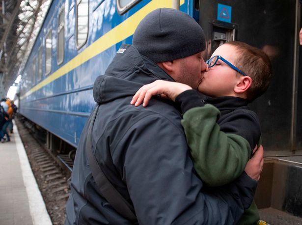 PAMJET E TIJ BËNË XHIRON E BOTËS/ Babai ukrainas: Familja ime ka mbërritur në Itali, jam shumë i lehtësuar