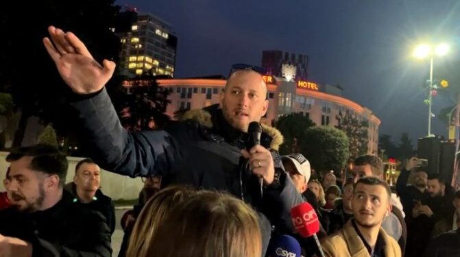 E PAPRITUR/ Florjan Binaj lë humorin për POLITIKËN, aktori nis punën për krijimin e një partie të re