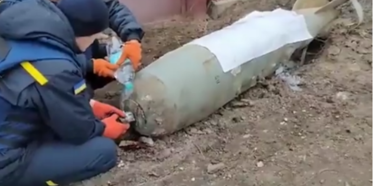 VIDEOLAJM/ Momenti kur dy ushtarët ukrainas çaktivizojnë raketën ruse në mes të rrugës
