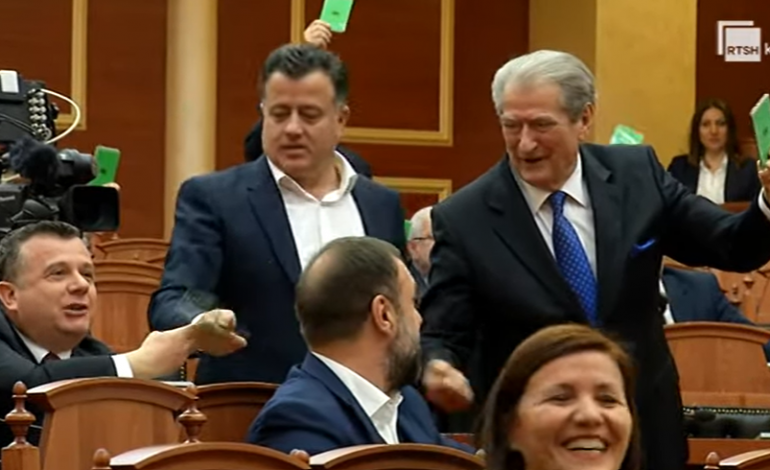 BATUTA NË KUVEND/ Berisha me të vetët kërkojnë rezolutë, Balla: Ka vjedhur kartën e Lulit (VIDEO)