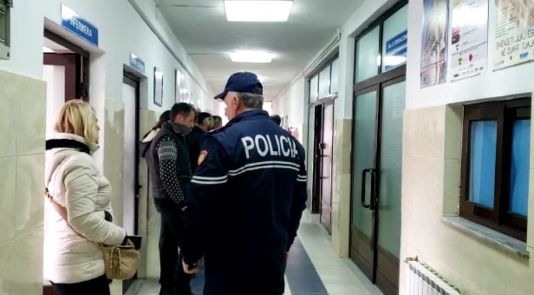 E RENDE/ Stuhi e fortë ere në Kuçovë, 26-vjeçari rrëzohet nga soleta e banesës. Një e vajzë e re plagoset nga…