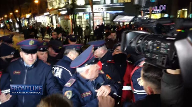 TENSIONOHET PROTESTA/ Qytetarët përplasen me policinë, nisin arrestimet (DETAJET E FUNDIT)