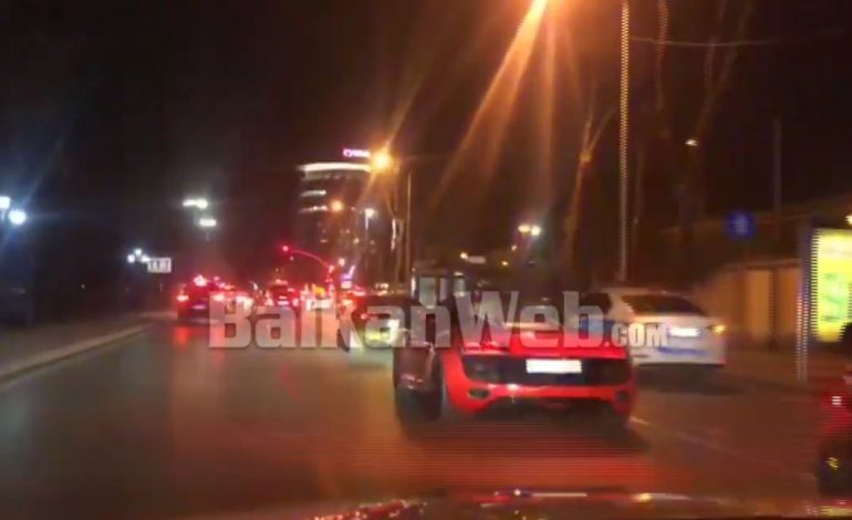 PAMJET/ Gara me makina luksoze në mes të kryeqytetit, policia ndëshkon të rinjtë. Sekuestrohet…
