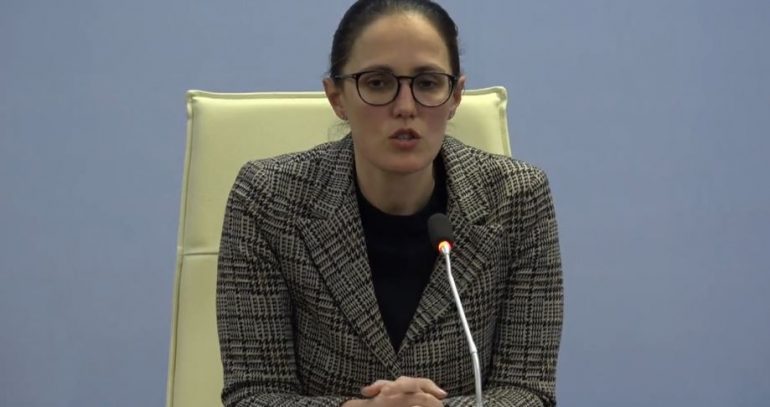 “ME 130 EURO NË MUAJ NUK KONSIDEROHESH I VARFËR”/ Ministrja e Financave komenton deklaratën që bëri xhiron e rrjetit