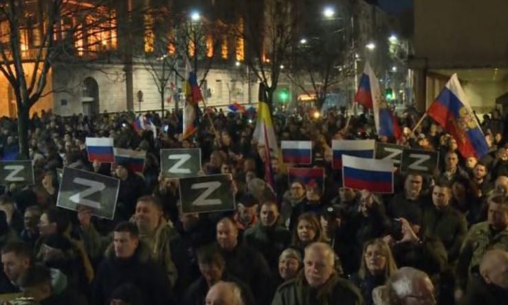 NUK PËRKRAHU PUSHTIMIN RUS/ Serbët në protesta: Vuçiç shqiptar, tradhëtoi Serbinë