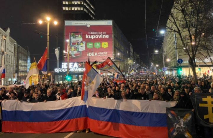 “ÇFARË NUK SHKON ME TY SERBI?” Bota shikon me “çudi” protestat pro-ruse në Beograd (PAMJET)