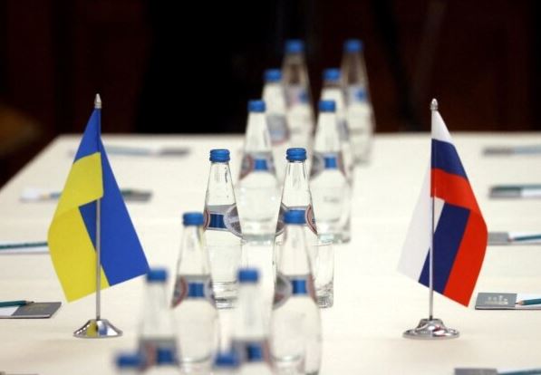 A DO TË VENDOSET ARMËPUSHIM? Delegacioni i Ukrainës dhe i Rusisë takohen sot në Turqi